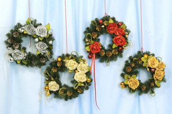 Венок с литыми веточками декорирована розами ЕЛ-11